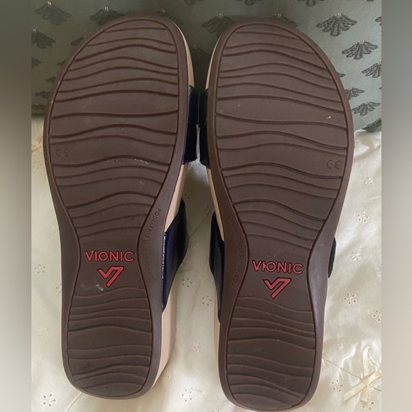 Vionic Rio Lizard navy blue slip on sandal. - Picture 5 of 12